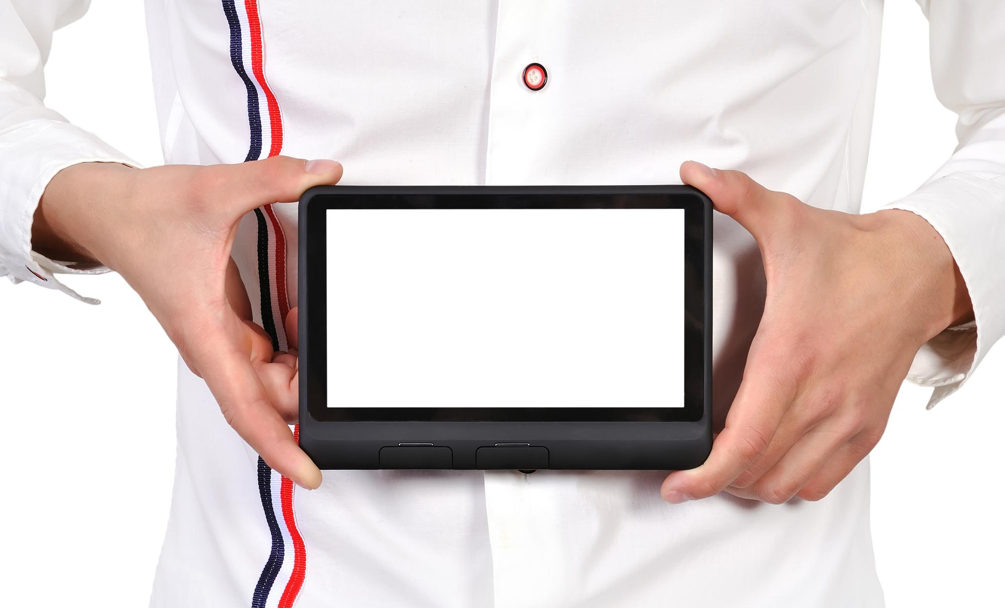 Chef digitale prepara una ricetta con schermo e attrezzature moderne